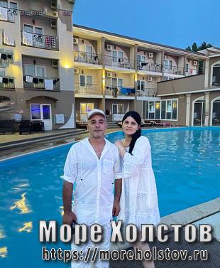 У бассейна